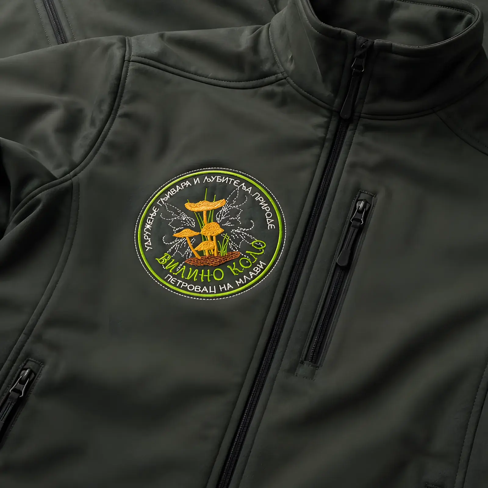 Mašinski vez na softshell jakni za udruženje, ADD VERT